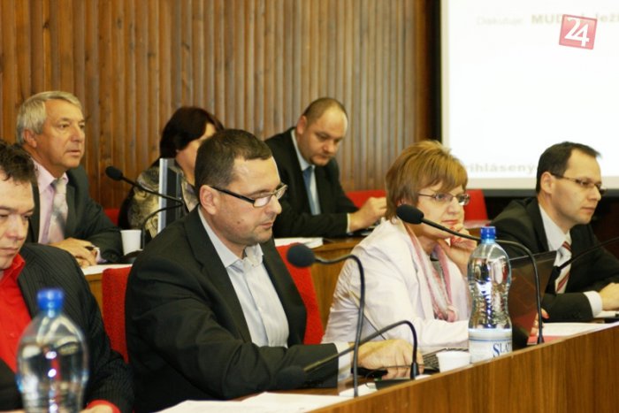 Ilustračný obrázok k článku Búrlivá diskusia na rokovaní zastupiteľstva: Hlavná téma - plaváreň!